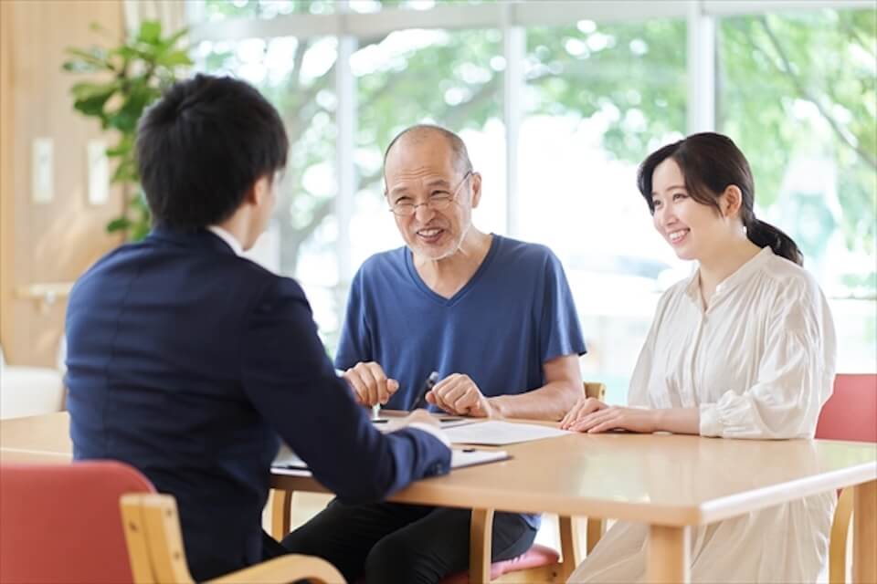 不動産査定を依頼する会社を探す親子