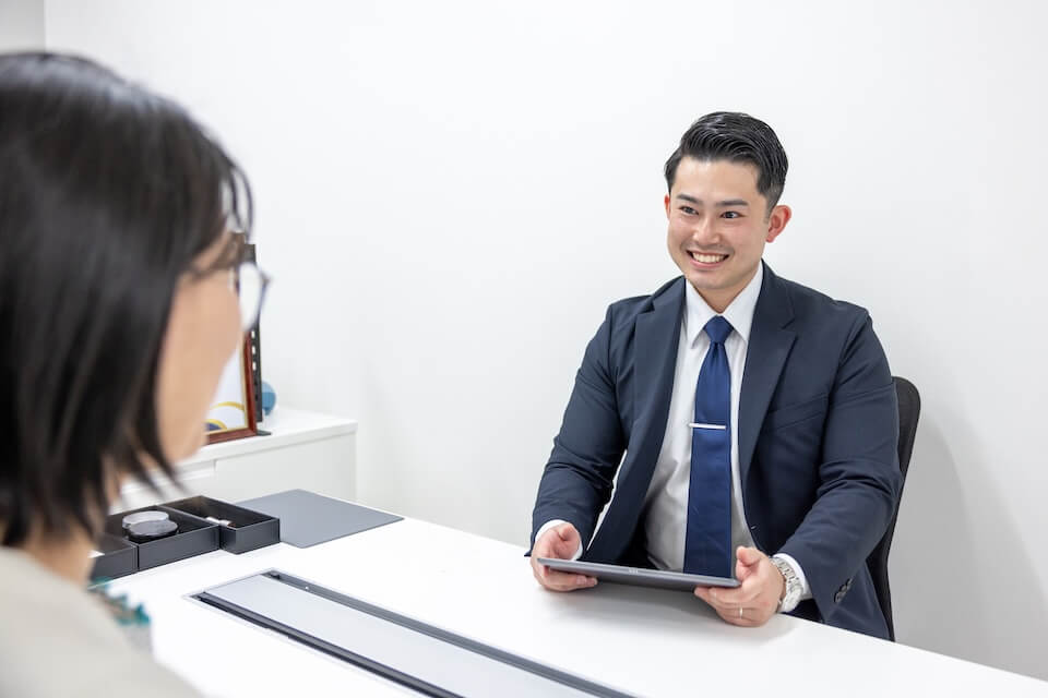 物件購入の相談を受ける天渡代表