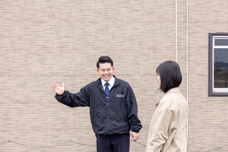 物件案内をする天渡代表