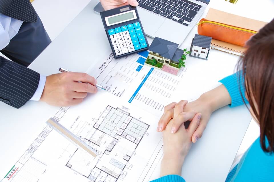 住宅ローンのアドバイスをする天渡代表