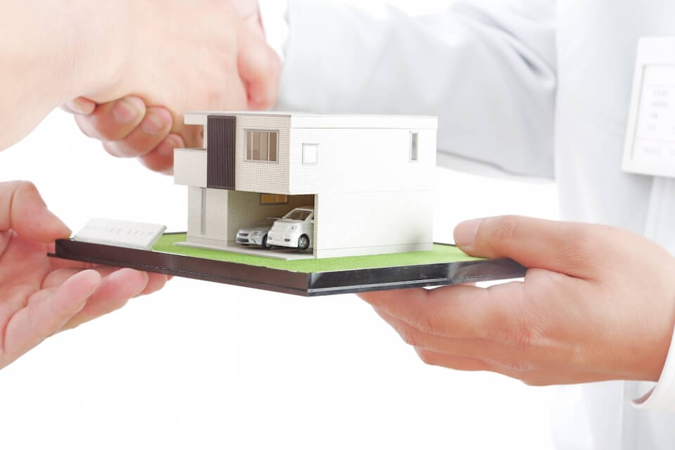 お客様と売買契約の締結をする天渡代表