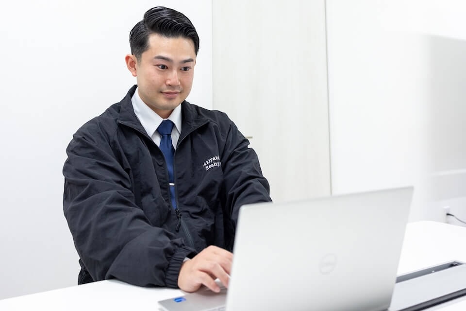 オンラインにて打ち合わせする天渡代表