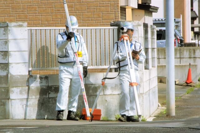 測量を行うスタッフ