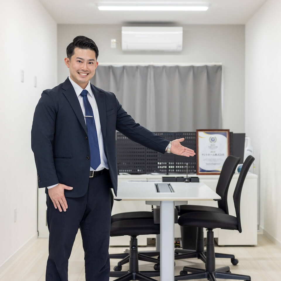 事務所で空き家や相続不動産のご相談に対応している天渡代表