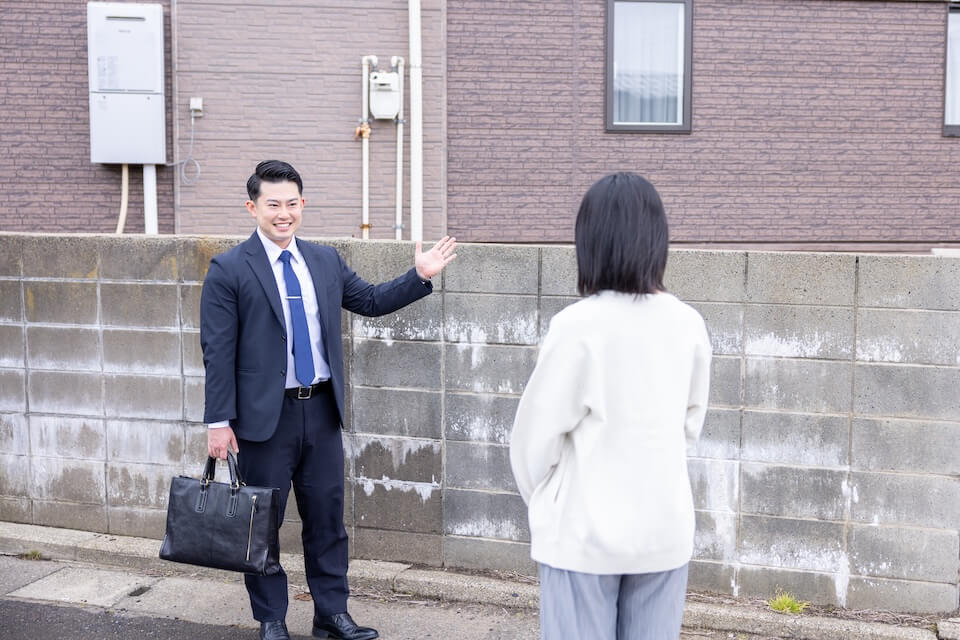 お客様に空き家の最適な売却方法を教える天渡代表