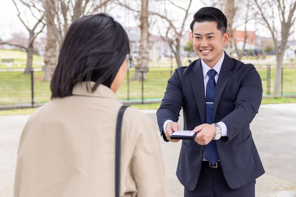 名刺交換をする天渡代表