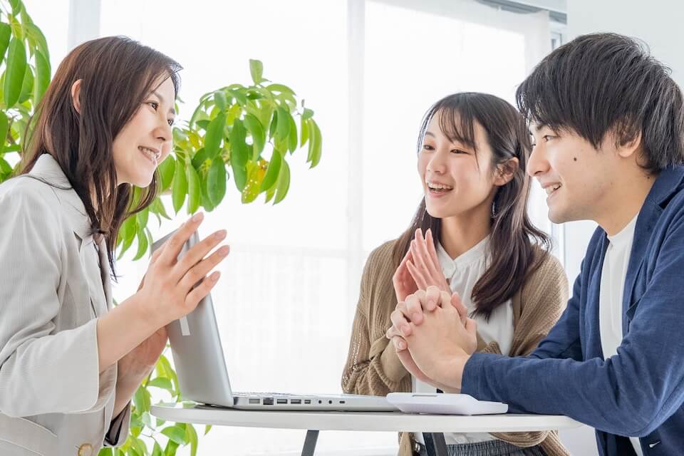 住宅ローンの相談をする夫婦