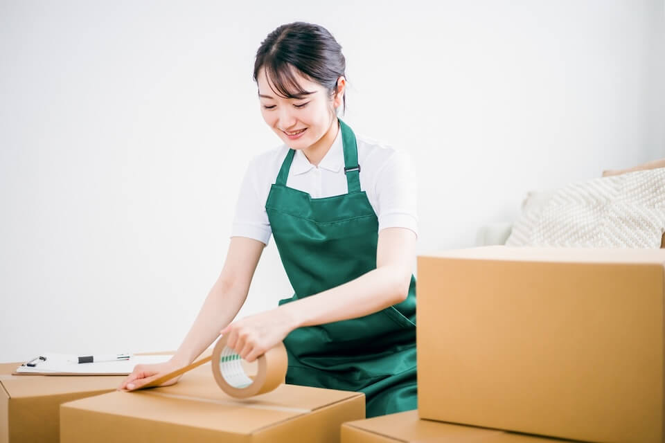 片付けを行う女性