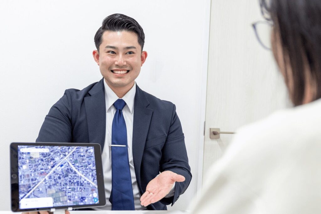 不動産売却に関して説明する天渡代表
