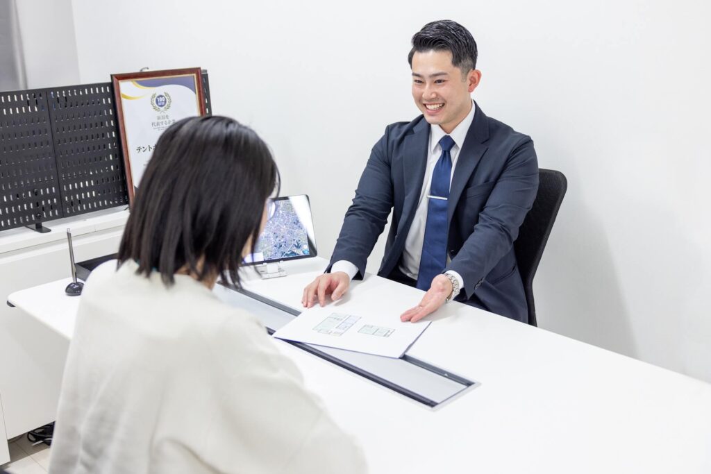 不動産売却の相談を受ける天渡代表