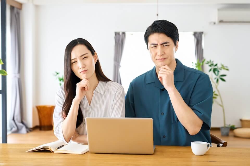 不動産売却の依頼をどこにするか悩む夫婦